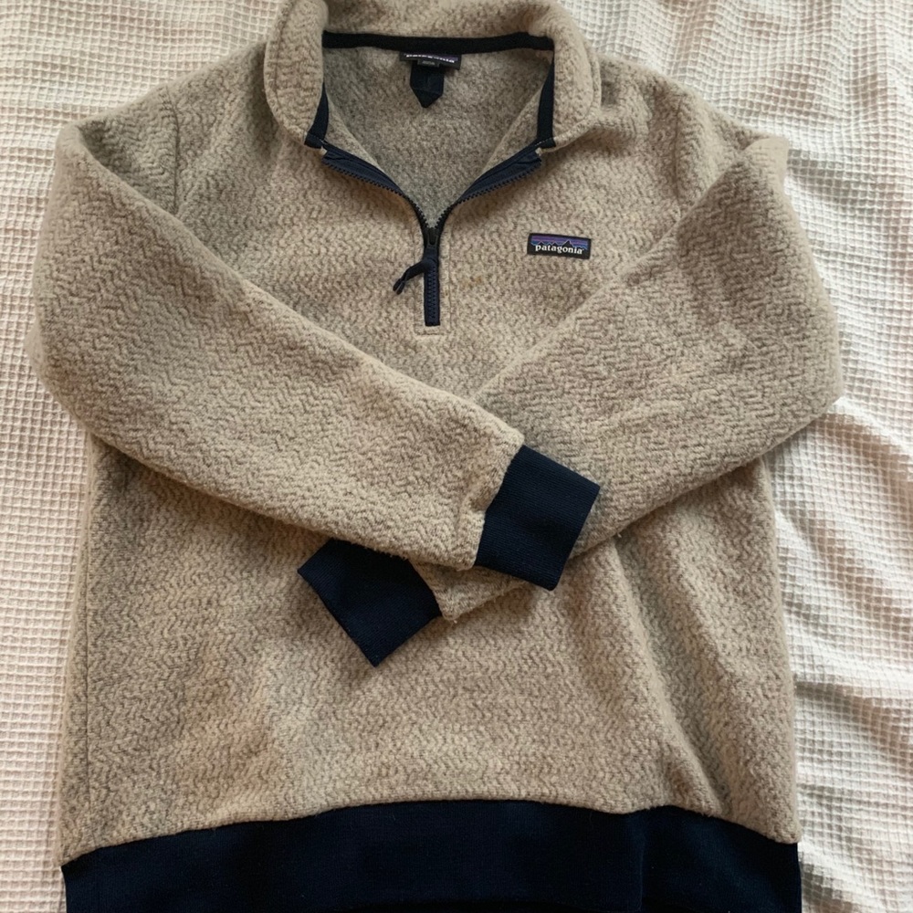 Padigonia mid zip.. Is XL but is form fitting